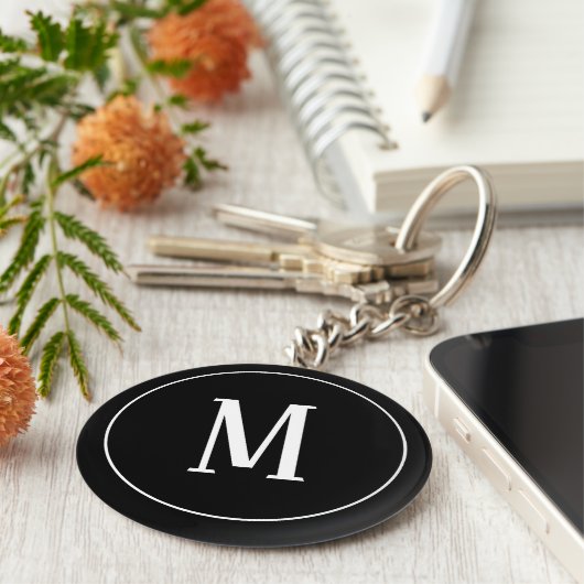 Monogram White op zwarte Sleutelhanger (Zijkant)