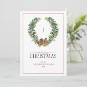 Monogram Winter Cone Berry Wreath Merry Kerstmis Feestdagenkaart (Staand voorkant)