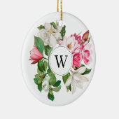 Monogram  wit en roze Magnolia Flowers Keramisch Ornament (Rechts)
