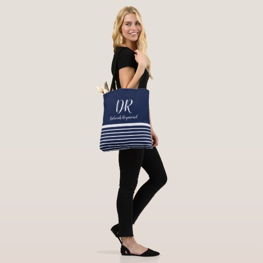 Monogram Wit Horizontale Strepen elegant blauw Tote Bag (Op model)