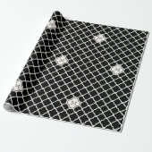 Monogram Wit & Zwart Vierbladig Patroon Bruiloft Cadeaupapier (Uitgerold)