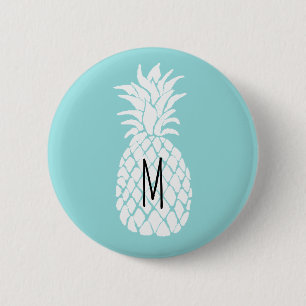 monogram witte anananas op pastelblauw ronde button 5,7 cm