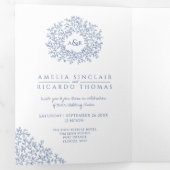 Monogram witte blauwe bladeren bruiloft helemaal i drieluik uitnodiging (Binnenzijde eerst)