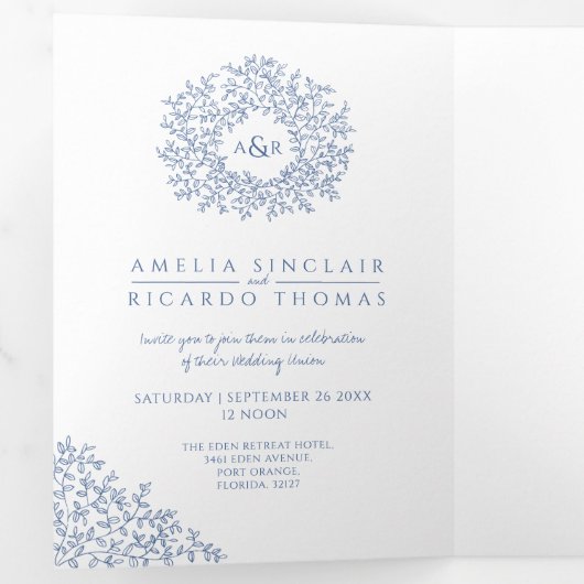 Monogram witte blauwe bladeren bruiloft helemaal i drieluik uitnodiging (Binnenzijde eerst)