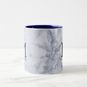 Monogram witte blauwe marmer tweekleurige koffiemok (Center)