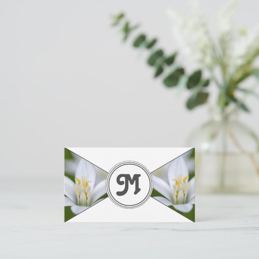 Monogram witte bloemen bloemist elegante driehoeke visitekaartje (Staand voorkant)