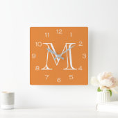 Monogram witte cijfers op Oranje wandklok n (Huis)