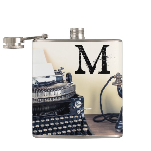 Monogram witte flesje met type schrijver heupfles (Geopend)