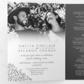 Monogram witte monotone bladeren all-in-one bruilo drieluik uitnodiging (Binnenzijde eerst)