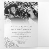 Monogram witte monotone bladeren bruiloft all-in-o drieluik uitnodiging (Binnenzijde eerst)