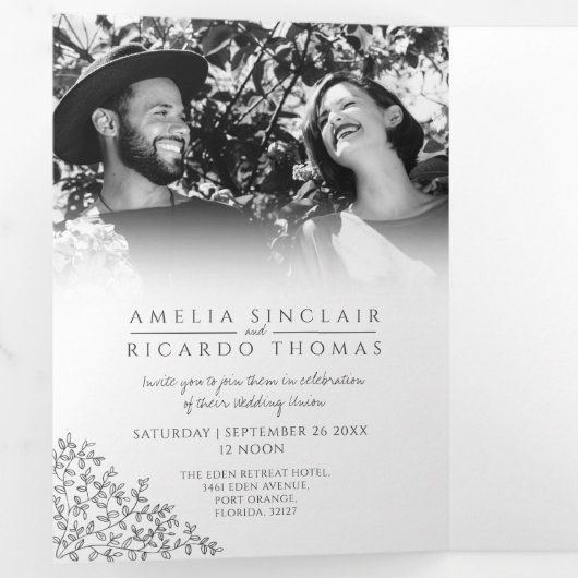 Monogram witte monotone bladeren bruiloft all-in-o drieluik uitnodiging (Binnenzijde eerst)