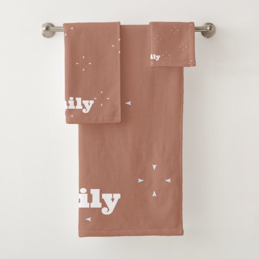 Monogram witte pijl op mocha mousse achtergrond | bad handdoek (Insitu)