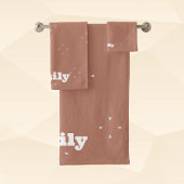 Monogram witte pijl op mocha mousse achtergrond | bad handdoek