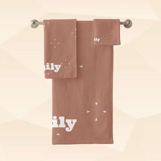 Monogram witte pijl op mocha mousse achtergrond | bad handdoek