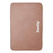 Monogram witte pijl op mocha mousse achtergrond | badmat (Voorkant Verticaal)