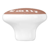 Monogram witte pijl op mocha mousse achtergrond | keramische knop (Zijkant)