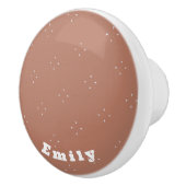 Monogram witte pijl op mocha mousse achtergrond | keramische knop (Rechts)