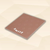 Monogram witte pijl op mocha mousse achtergrond | tegeltje