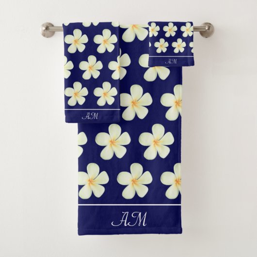 Monogram & Witte Plumeria Bloemen op Navy Blue Bad Handdoek (Insitu)