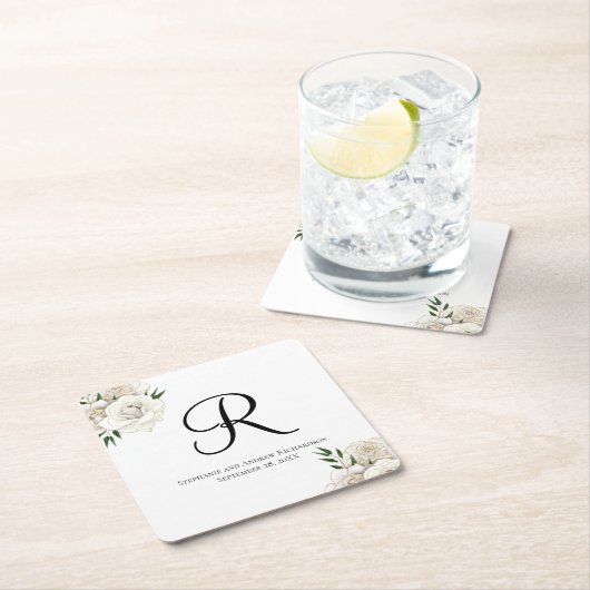 Monogram witte rozen bloemenelegante bruiloft kartonnen onderzetters (Insitu)