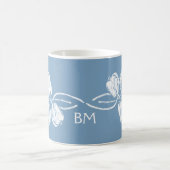 Monogram Witte Tulpen op Dusk Blue Koffiemok (Center)