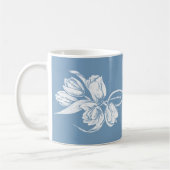 Monogram Witte Tulpen op Dusk Blue Koffiemok (Links)