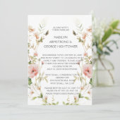 Monogram Zacht Roze Bloemen Krans Huwelijk Kaart (Staand voorkant)