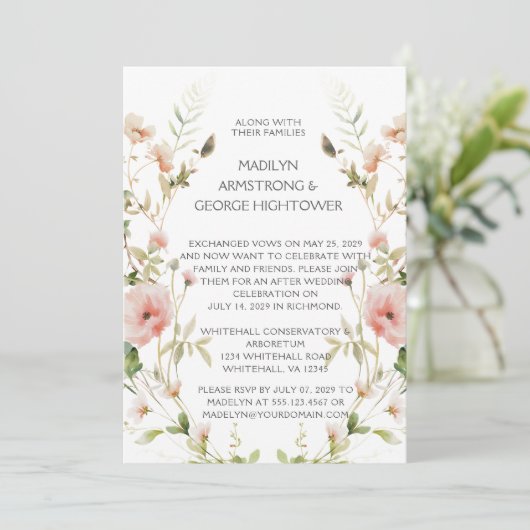 Monogram Zacht Roze Bloemen Krans Huwelijk Kaart (Staand voorkant)