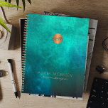 Monogram zakelijke professionele waterverf groen planner<br><div class="desc">Sophisticated moderne glamoureuze professionele luxe uitziende kantoor planner met een gewassen diep smaragdgroene waterverf achtergrond en een koperen goede glitter omcirkeld persoonlijke of bedrijf monogram initiaal.            Perfect voor interieurontwerper kantoor,  schoonheidssalon,  architectenontwerper,  mode,  artiest,  consultant,  manager,  regisseur,  bruiloft of andere evenementenplanner.</div>