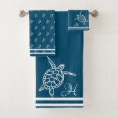 Monogram Zee Turtle Peacock Blue Nautical Coastal Bad Handdoek (Insitu)