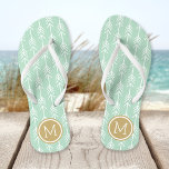 Monogram zeefoam en goudpijlen teenslippers<br><div class="desc">Aangepast gedrukte flip flop sandalen met een trendy arrow patroon en uw aangepaste monogram of andere tekst in een cirkelvormige lijst. Klik aanpassen het om tekstdoopvonten en kleuren te veranderen of uw eigen afbeeldingen toe te voegen om unieke één van een soortontwerp te creëer!</div>