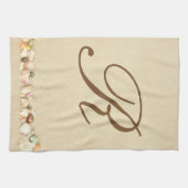 Monogram zeeschells op strand zand gepersonaliseer theedoek (Horizontaal)