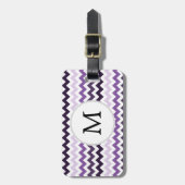 Monogram Zigzag Chevron Patroon in Paarse Bagagelabel (Voorkant verticaal)