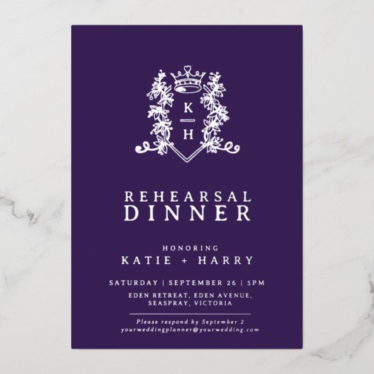 Monogram zilveren paarse bruiloft repetitie diner folie uitnodiging (Voorkant)
