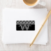 Monogram zilveren pauwenveren etiket (Insitu)