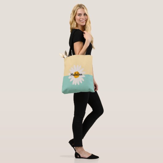 Monogram zonnebloem schattig kleurblok blauw Beige Tote Bag (Op model)