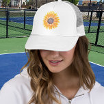 Monogram Zonnebloem Trucker Pet<br><div class="desc">Deze unieke trucker hoed is versierd met een zonnebloem met een gele waterverf en stijlvolle typografie. Gemakkelijk aan te passen. Originele Waterverf © Michele Davies.</div>