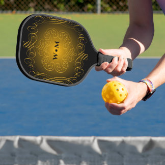Monogram zwart en goud met decoratieve elementen pickleball paddle