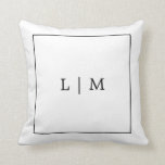 Monogram zwart en wit Eenvoudige Klassieke minimal Kussen<br><div class="desc">Eenvoudige vierkantsworp kussen met een modern,  maar elegant ontwerp met twee lettertjes monogram omringd door een dunne rand in klassiek zwart-wit. Deze stijlvolle en stijlvolle gooienkussens maken een geweldig trouwcadeau voor een minimalistisch stel.</div>