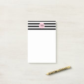 Monogram zwart en wit met roze strips post-it® notes (Op bureau)