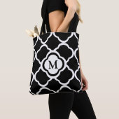 Monogram zwart en wit Quatrefoil patroon Tote Bag (Dichtbij)