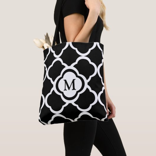 Monogram zwart en wit Quatrefoil patroon Tote Bag (Dichtbij)