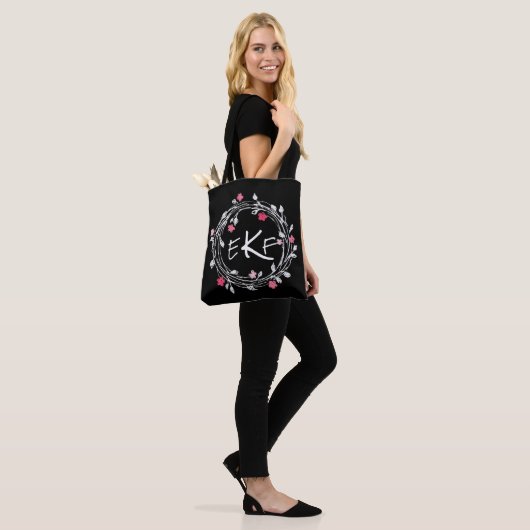 Monogram zwart en wit roze Floral Wreate Tote Bag (Op model)