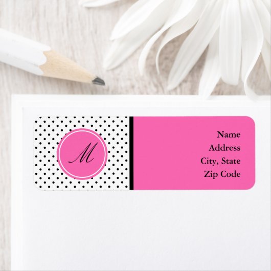 Monogram zwart en witte poka dot met warmroze etiket (Insitu)