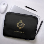 Monogram Zwart Faux Goud Elegant  Crest Laptop Sleeve<br><div class="desc">Een sierlijk marineblauw- en goudontwerp met het monogram initiaal in een kam, aanbevolen voor een man. De kam is faux gold folie, de achtergrond is marineblauw. Onder de kam, in kleine petten, is er de naam in gouden petten. De bloemenkam uit een oude boekomslagband, van het boek "Rust, Smut Mildew...</div>