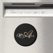 Monogram Zwart Goud Elegant Script Naam Magneet (Insitu (Vaatwasser))