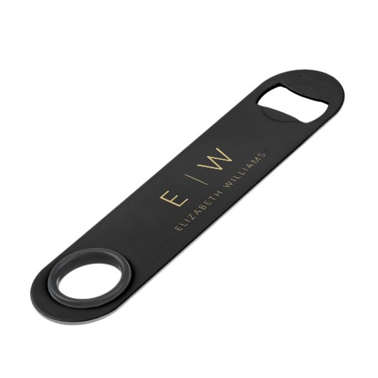 Monogram Zwart Goud Modern Minimalistisch Elegant Speed Flessenopener (Voorkant Gekanteld)
