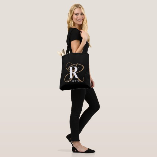 Monogram Zwart Goud Script Naam Stijlvol Tote Bag (Op model)