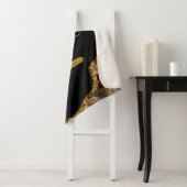 Monogram zwart-goudgrijs sherpa deken (In situ)