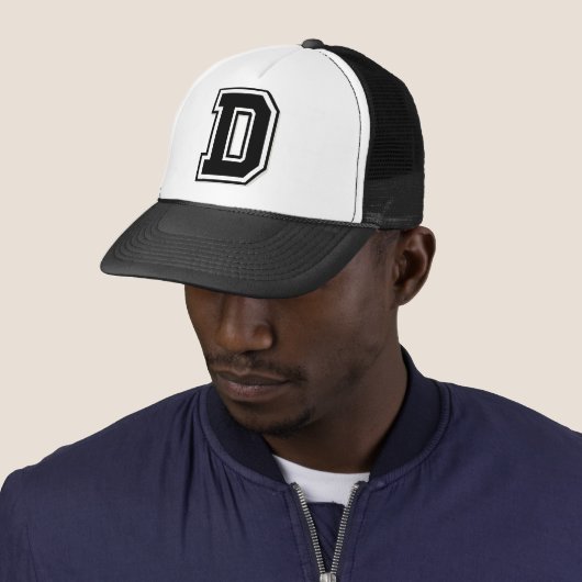 Monogram zwart letter "D" Trucker Pet (In situ)